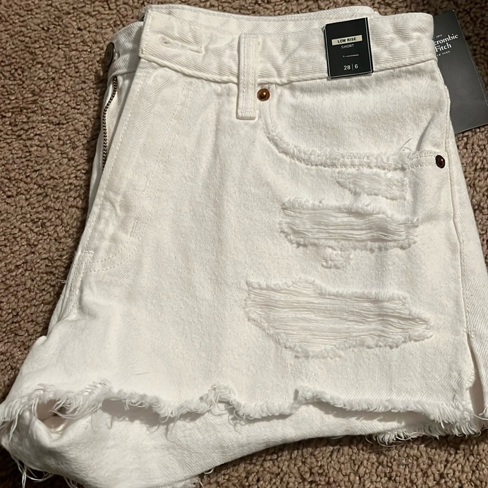 NWT Abercrombie&Fitch white denim low rise shorts, size 28/6